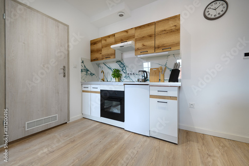 Wallpaper Mural Kuchnia w apartamencie w jasnych kolorach , biel, brązowe fronty szafek Torontodigital.ca