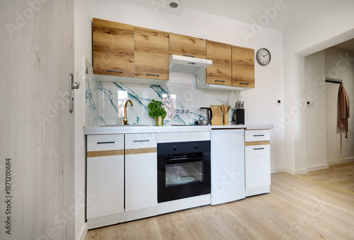 Wallpaper Mural Kuchnia w apartamencie w jasnych kolorach , biel, brązowe fronty szafek Torontodigital.ca