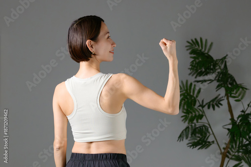 Fototapeta 筋トレをする女性の後姿