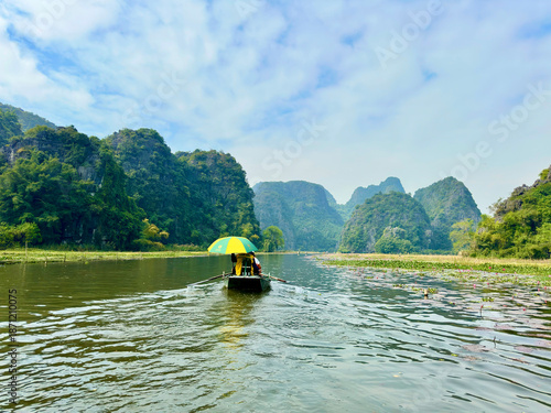 Εκτύπωση καμβά Tourists enjoy the beautiful natural scenery on traditional hand-rowed boats along the historic Ngo Dong River