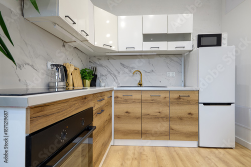 Wallpaper Mural Kuchnia w apartamencie w jasnych kolorach , biel, brązowe fronty szafek, stolik śniadaniowy Torontodigital.ca