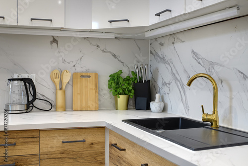 Wallpaper Mural Kuchnia w apartamencie w jasnych kolorach , biel, brązowe fronty szafek, stolik śniadaniowy Torontodigital.ca