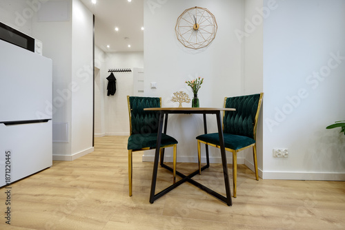 Wallpaper Mural Kuchnia w apartamencie w jasnych kolorach , biel, brązowe fronty szafek, stolik śniadaniowy Torontodigital.ca