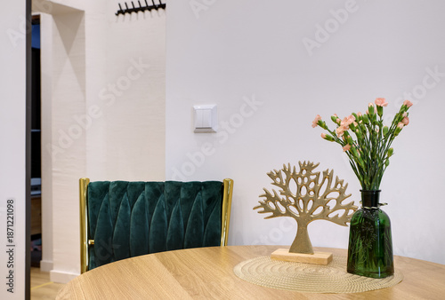 Wallpaper Mural Kuchnia w apartamencie w jasnych kolorach , biel, brązowe fronty szafek, stolik śniadaniowy Torontodigital.ca