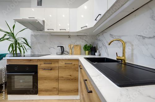 Wallpaper Mural Kuchnia w apartamencie w jasnych kolorach , biel, brązowe fronty szafek, stolik śniadaniowy Torontodigital.ca