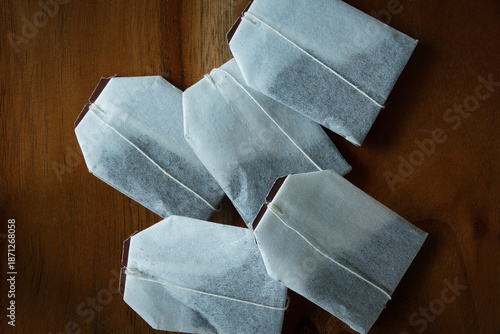 Einige Teebeutel auf hölzerner Unterlage in Nahansicht