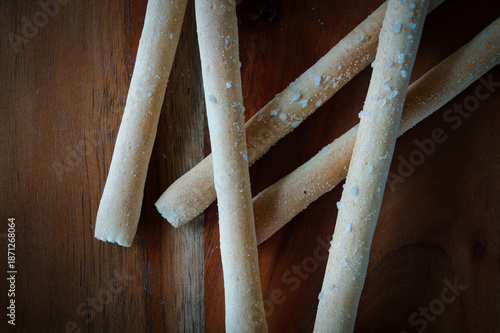 Einige Stangen Grissotti, einer Variante der piemontesischen Brotstangen, den sogenannten Grissini auf einer Holzunterlage