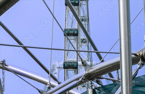 Singapore Flyer Aus 165 Metern Höhe bietet das größte Riesenrad Asiens einen atemberaubenden Ausblick auf die Marina Bay und die beeindruckende Skyline unserer Stadt.