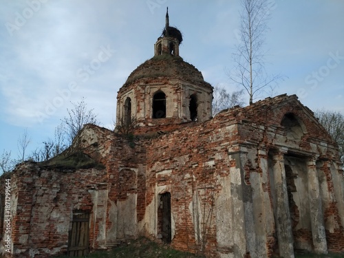 Foto abandoned architecture, a damaged dome tops a faded brick building, surrounded b