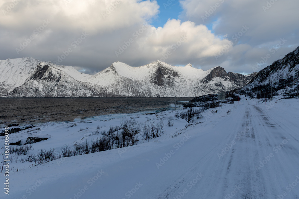 Fototapeta premium Der Mefjord auf der Insel Senja in Norwegen im Winter