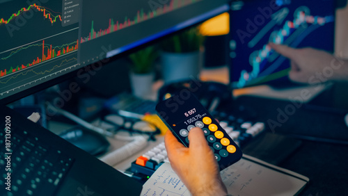Foto Financial trading workstation stock crypto investment analysis