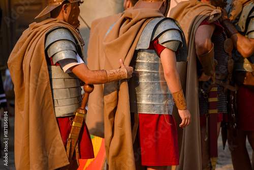 Cuadro en lienzo Roman soldiers with lorica segmentata armor the concept of ancient warfare
