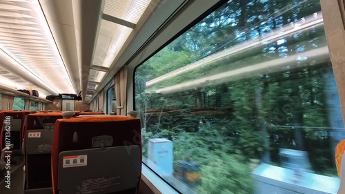 Wallpaper Mural 特急ひだの車内の様子と車窓から見た沿線の風景 Torontodigital.ca