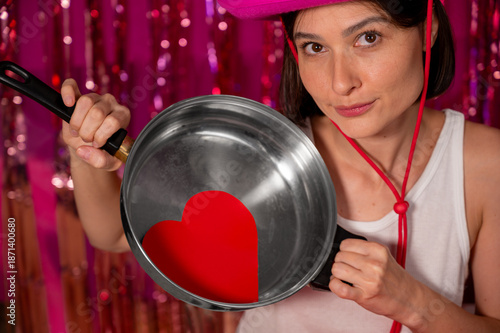 Quadro su tela A Valentine’s Day heart on a frying pan in a girl’s hands