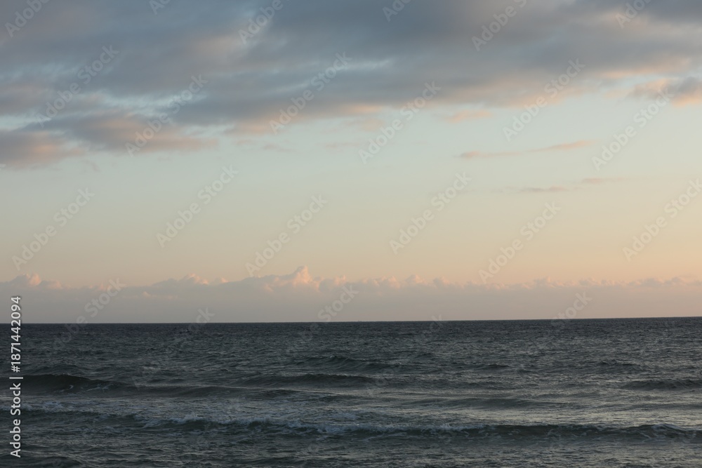 Fototapeta premium Picturesque view of beautiful sky with clouds over sea at sunset