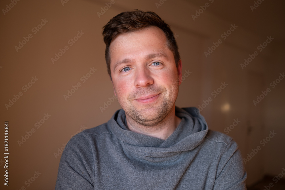 Obraz premium Confident mature male posing with a friendly expression, concept of stability and trust.