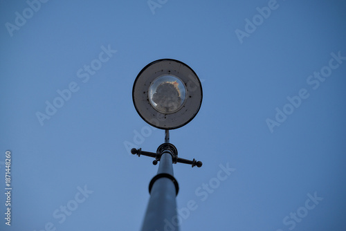 Lampa uliczna odbijające się budynki w szklanej żarówce z lampy