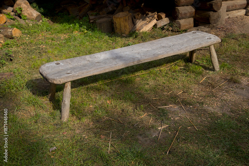 Stara ławka średniowieczna do siedzenia wystrugana z drewna