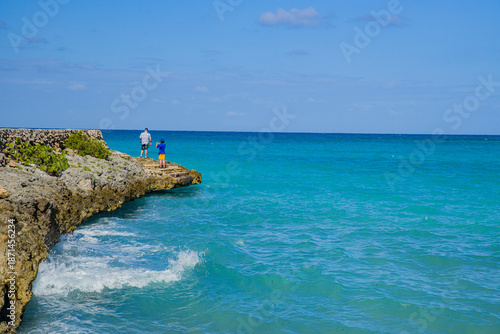 Fényképezés The emerald oceancoast near Guardalavaca, Cuba