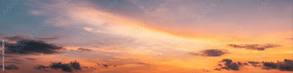 Fototapeta premium Serene sunset sky with vibrant clouds and warm tones