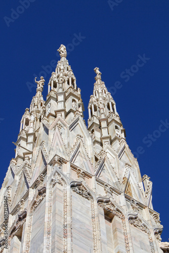 Duomo di Milano; le guglie dello spigolo meridionale della facciata