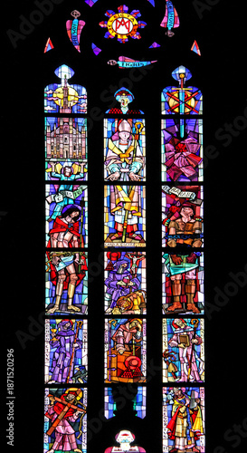 Duomo di Milano; vetrata moderna del Cardinale Schuster con SAnti della Chiesa Ambrosiana