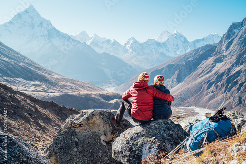 Bild auf Leinwand Couple resting on Everest Base Camp trekking route near Dughla 4620m