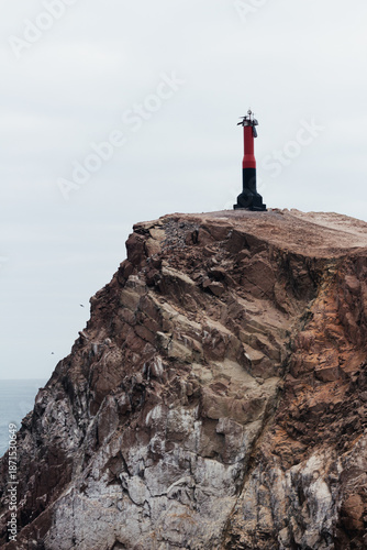 Faro frente al mar
