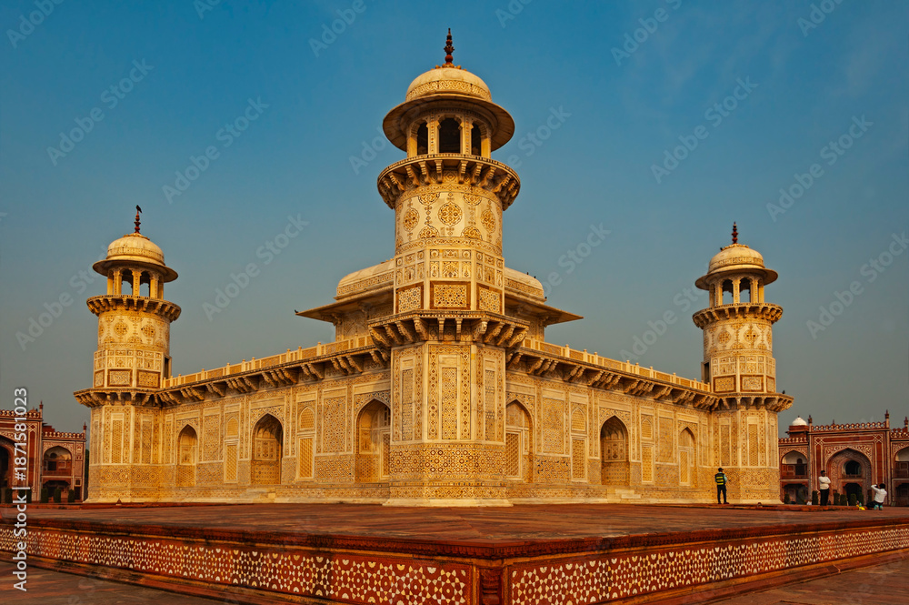 Obraz premium The Agra Fort (Qila Agra) is a historical Mughal fort in the city of Agra, also known as Agra's Red Fort. 