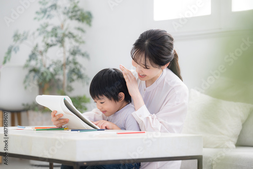 Canvastavla 母親（ママ）に見守られながら、ノートを開いて学びを楽しむ幼児　お絵描きや塗り絵など一緒に楽しむ 子どもを褒める母親　やり抜く力の非認知能力を育む