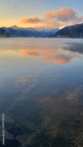 아름다운 아침 강변의 모습