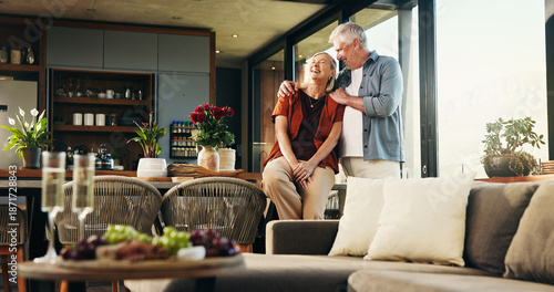 Foto Smile, senior couple and laughing at house with love, partner support and bonding together