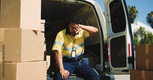 Foto Fatigue, boxes and van with delivery man outdoor for late shipment, stress and distribution backlog