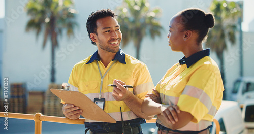Foto Supply chain, coworkers outdoor and talk with clipboard for quality control, dispatch or delivery
