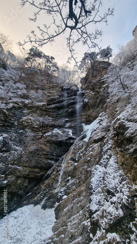 눈 덮인 절벽 사이로 보이는 구곡폭포