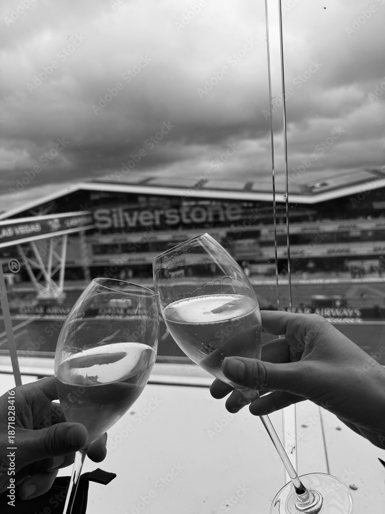 Naklejka premium silverstone-f1-race-day-champagne-celebration