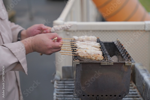 バーベキューで燃える炭
