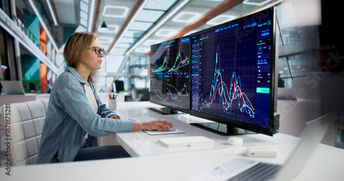 Photos Focused Financial Analyst Studying Market Trends