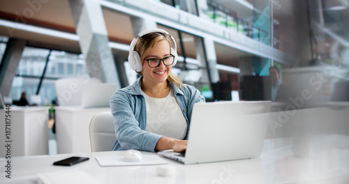 Quadro su tela Virtual Student Learns In Webinar Chat With Headphones