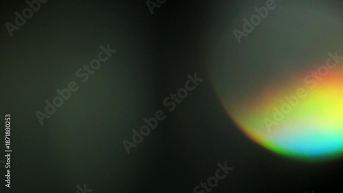 キラキラ輝く光の丸ボケ　ライトリークとレンズフレアのトランジョン　オーバーレイ素材　クリスタルのような虹色の輝き　