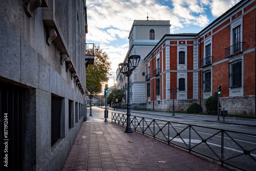 Ciudad de Valladolid al anochecer con luces enigmáticas y misteriosas	
