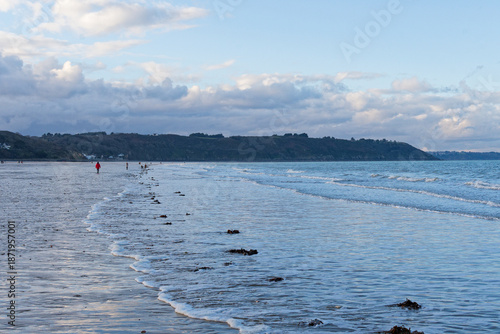 plage des rosaires à marée basse sur la commune de Plérin, dans la baie de saint brieuc