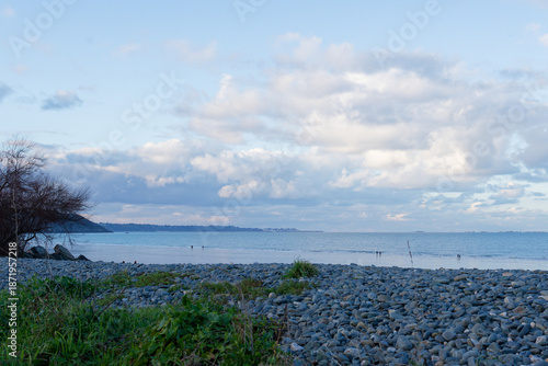 plage des rosaires à marée basse sur la commune de Plérin, dans la baie de saint brieuc