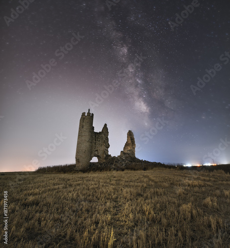 viejo castillo medieval derruido por la noche con el cielo estrellado 