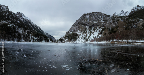 Wallpaper Mural ibón de los baños de panticosa Torontodigital.ca