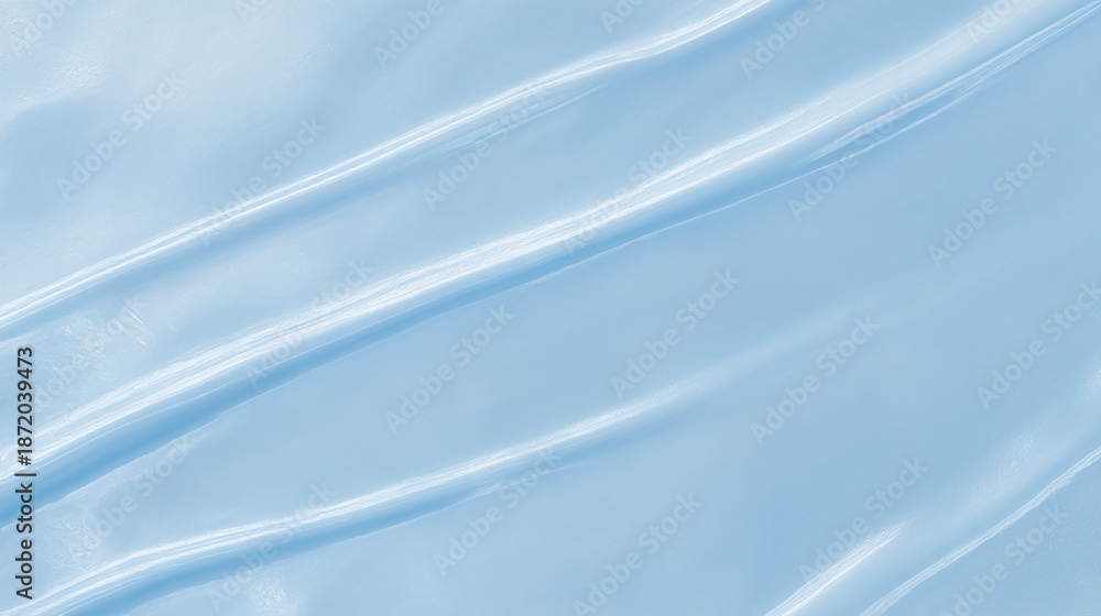 Obraz premium 淡い水色の光沢布が優雅に波打つシルク調の上品なテクスチャ背景