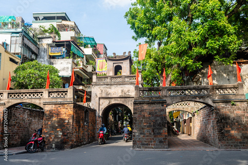 Φωτογραφία street view of hanoi french quarter, vietnam