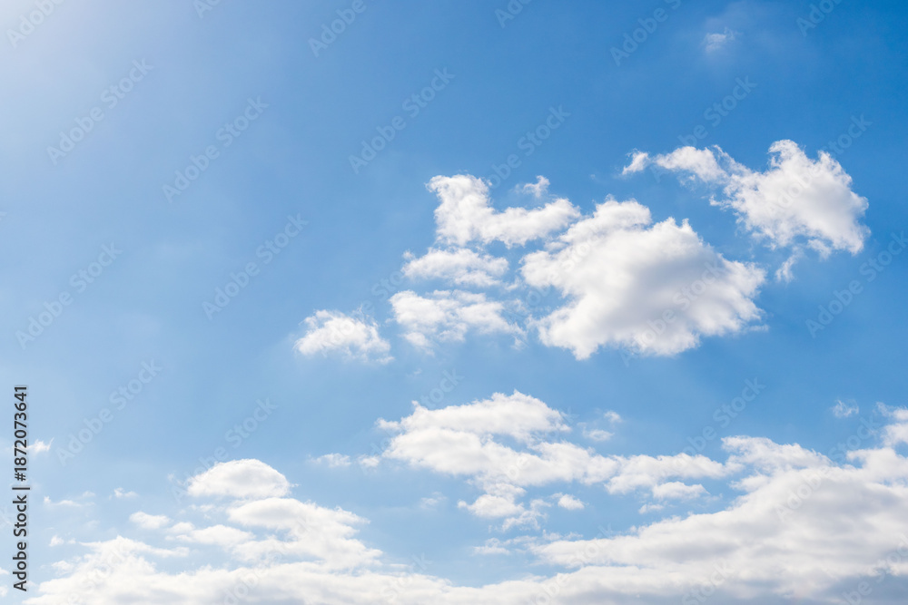 Obraz premium 冬の爽やか青空と太陽光で輝く雲58