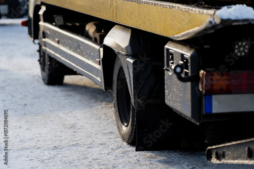Foto Rear section of flatbed work truck showing mudguard wheel and side storage box p
