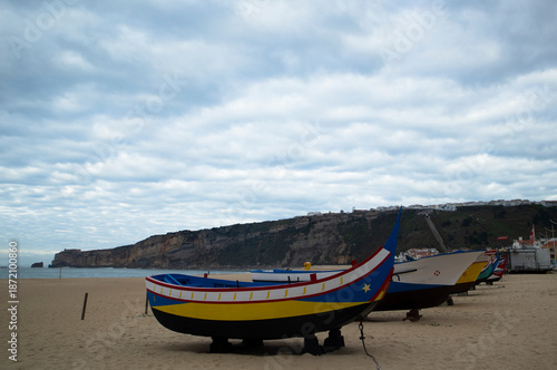 A fishing boat is anchored on the beach.고깃배가 해변에 정박하고 있습니다.